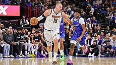 Nikola Joki� (v pop�edí) z Denveru a Jase Richardson z Orlanda.