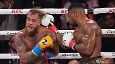 Jake Paul (vlevo) a Anthony Joshua b�hem svého boxerského zápasu.