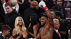 Boxer Anthony Joshua se raduje po vít�zství nad Jakem Paulem.