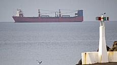 Ruská lo� Adler kotví ve �védských vodách. (21. prosince 2025)