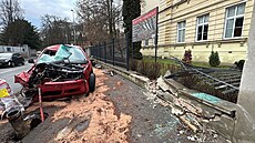 Opilý �idi� prorazil v ulici Pod Táborem plot �koly. (20. prosince 2025)
