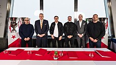 Jind�ich Trpi�ovský a jeho asistenti Zden�k Hou�tecký a �t�pán Kolá� podepsali...