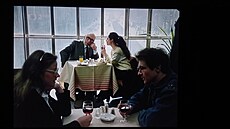 Milo� Kopecký a Tá�a Fischerová v restauraci v prvním pat�e domu zvaném �KD v...