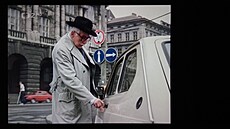 Prodlou�ený �as. Orwellovský rok 1984. Milo� Kopecký p�ed Filozofickou fakultou...