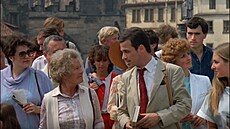 Ivan Pilip ve filmu Chobotnice z II. patra (druhý zprava v modré ko�ili).