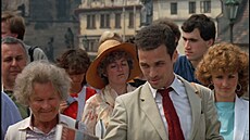 Ivan Pilip ve filmu Chobotnice z II. patra (druhý zprava v modré ko�ili).