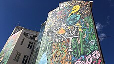Trochu abstraktní louka nebo d�ungle zdobí bok dvou dom� v Praze v Moskevské...