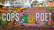 Pod�bradského J� a Hele namalovala um�lecká dvojice Cops & Poet na ze� na b�ehu...