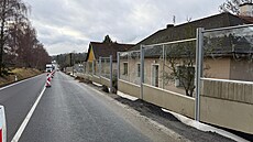 Nová protihluková st�na v Pravíkov� na Pelh�imovsku u� stojí. Zejména obyvatelé...