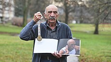 Václav Panocha s medailí z veteránské olympiády a knihou sv�tové atletické...