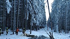 Hasi�i zasahovali na Kleti, kde spadl na lanovku strom. (26. prosince 2026)