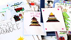 �áci ze základních �kol Prahy 7 ji� �estým rokem posílají senior�m...