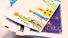 �áci ze základních �kol Prahy 7 ji� �estým rokem posílají senior�m...