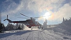 Pro zran�nou �estnáctiletou snowboardistku p�ilet�l na Klínovec záchraná�ský...