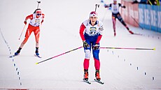 Lucie Charvátová dojí�dí do cíle stíhacího závodu.