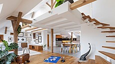 Otev�ená dispozice propojuje kuchy�, jídelnu a obývací �ást.