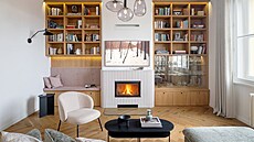 Krbová st�na v obývacím pokoji: její sou�ástí je knihovna s polstrovanou...