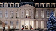 Francouz�tí minist�i opou�t�jí Elysejský palác po zasedání vlády v�novaném...