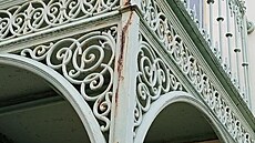 Olomouck� arcibiskupstv� oprav� Ryb��sk� pavilon v Podz�meck� zahrad� v Krom���i, v havarijn�m stavu je balkon pavilonu zhotoven� z litiny.