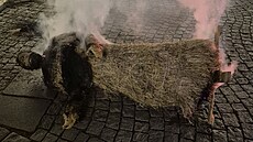 Na Velkém nám�stí v Krom��í�i ho�ely slam�né figury z betlému. (29. prosince...