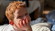 Kv�li vzácné nemoci se Martínek nemohl hýbat, m�l bolesti i jiné potí�e. Po...