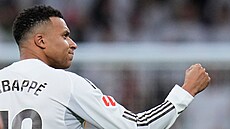 Úto�ník Realu Madrid Kylian Mbappé se raduje z gólu do sít� Sevilly.