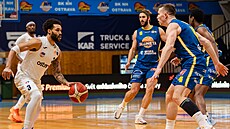 Lynn Greer III z Ostravy u mí�e v zápase s Ústím nad Labem, brání ho Tomá�...