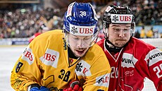 Lukas Frick (vlevo) z Davosu a Calen Addison z Kanady b�hem zápasu na Spengler...