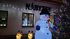 Výstava betlém� v oknech prodejny nábytku v Opo�n�.