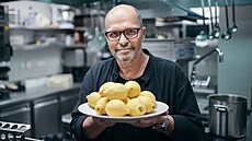 V oboru gastronomie absolvoval nejr�zn�j�í presti�ní kurzy v�etn� cukrá�ského...