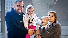 Dárkyn� mate�ského mléka Aneta Bundová s man�elem Martinem Bundou a d�tmi...