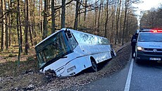 Opilý a zdrogovaný mu� ukradl autobus a havaroval s ním na silnici mezi Plzní a...