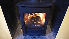 Ho�ící polena v kamnech na d�evo v jednom z londýnských dom� 23. �íjna 2025