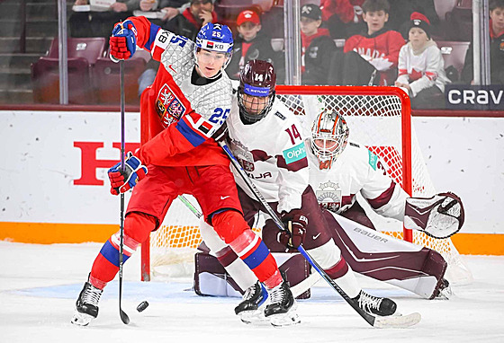 Úto�ník �eské hokejové dvacítky �t�pán Hoch (25) se p�ed loty�ským branká�em...