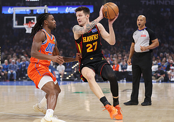 Vít Krej�í (27) z Atlanta Hawks u mí�e v zápase s Oklahoma City Thunder, hlídá...