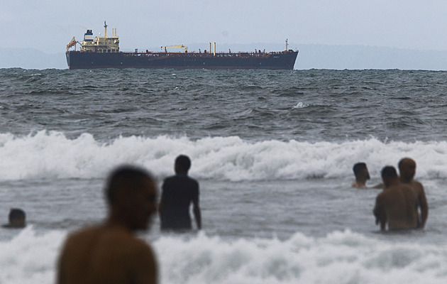 USA se po honičce chtějí zmocnit ruského tankeru, Rusko k němu vyslalo ponorku