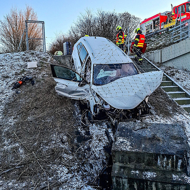 Auto na D35 zůstalo zaklíněné ve srázu. Rodina na pomoc čekala několik hodin