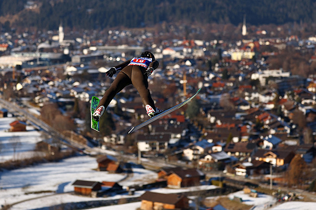 Skokanka Indráčková v Oberstdorfu spadla, měla by být v pořádku