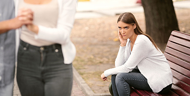 Kufry za dveře, nebo budíček pro vztah? Co dělat, když partner zahne