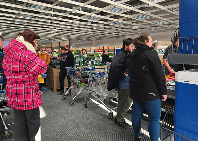 Prodavačky nestíhají rovnat zboží, stojí se fronty v mrazu. Populární Lidl Outlet končí
