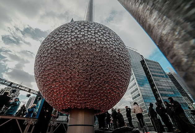 Na Times Square se o půlnoci snese dosud největší koule. Tradičně přivítá nový rok
