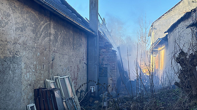 Při požáru garáže se popálil jeden člověk, zásah hasičů komplikovalo náledí