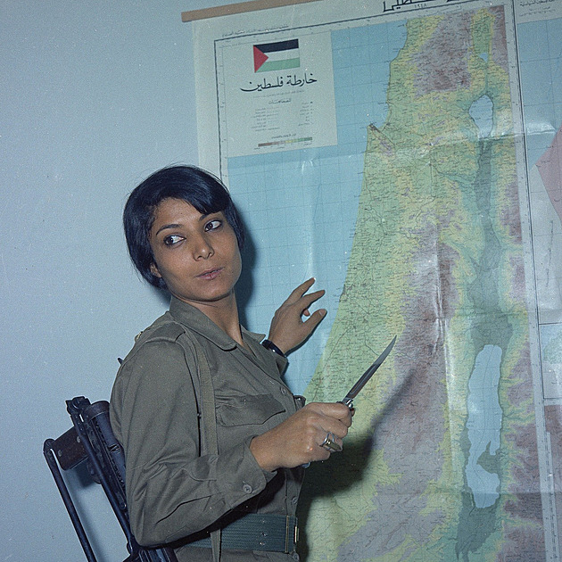 Krásná Palestinka s AK-47 okouzlila svět. Kvůli teroru podstoupila šest plastik