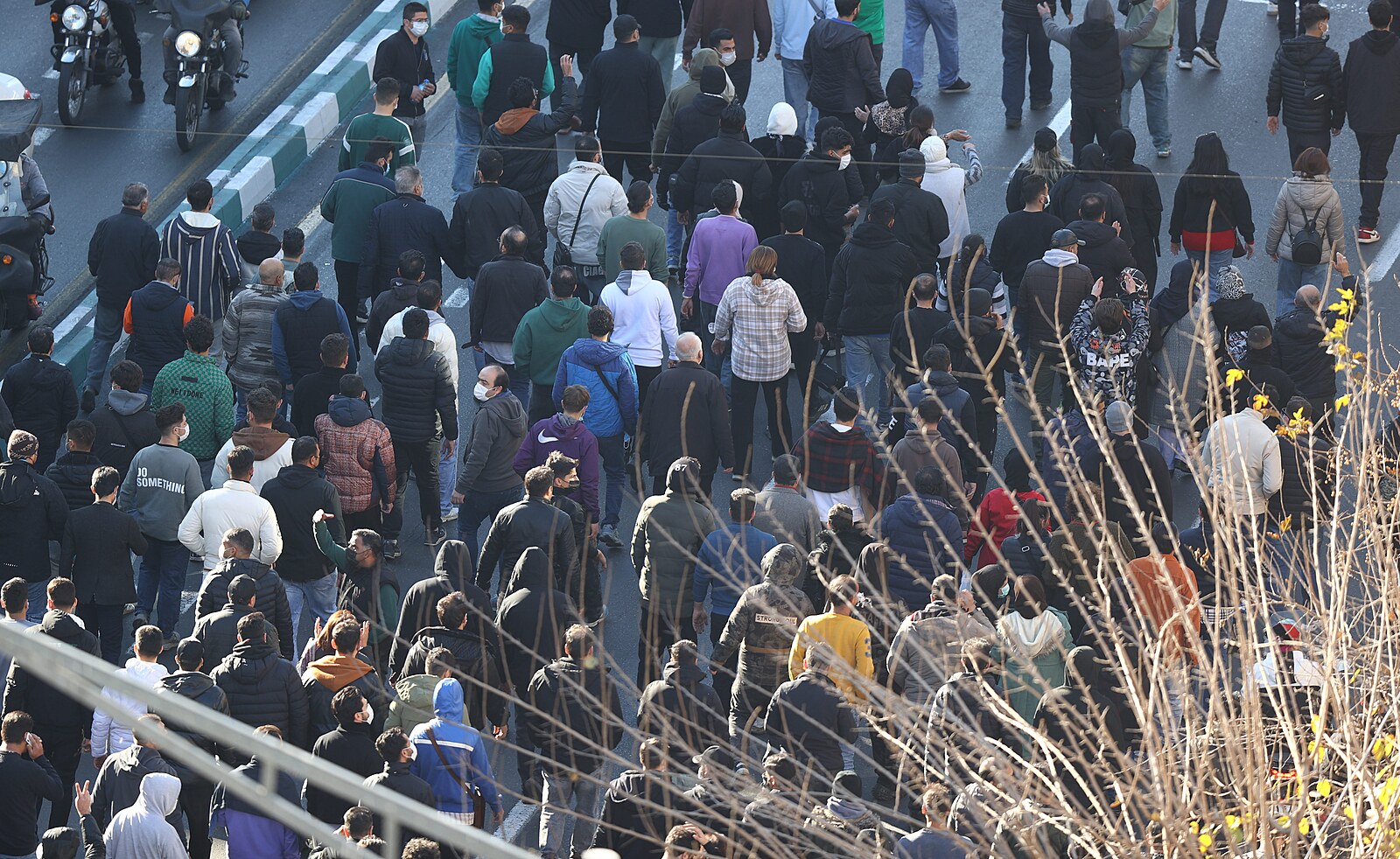 Íránské protesty kvůli kolabující měně pokračují, nejméně deset lidí zemřelo