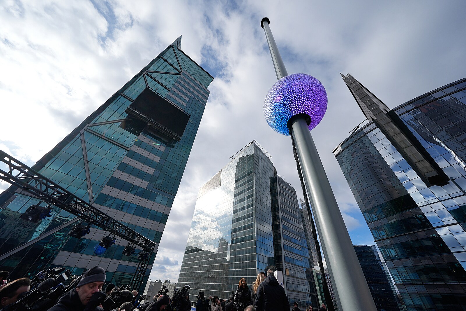 Na Times Square se o půlnoci snese dosud největší koule. Tradičně přivítá nový rok