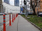 P�idan� sloupky v Kounicov� ulici zabra�uj� parkov�n� aut na �zk�m chodn�ku. Na...