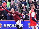 Roman Bedná� slaví gól b�hem silvestrovského pra�ského derby.