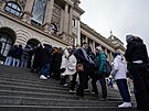 Stovky lid� st�ly v mraziv�m po�as� dlouhou frontu p�ed budovou N�rodn�ho muzea...
