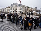 Stovky lid� st�ly v mraziv�m po�as� dlouhou frontu p�ed budovou N�rodn�ho muzea...