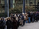 Stovky lid� st�ly v mraziv�m po�as� dlouhou frontu p�ed budovou N�rodn�ho muzea...